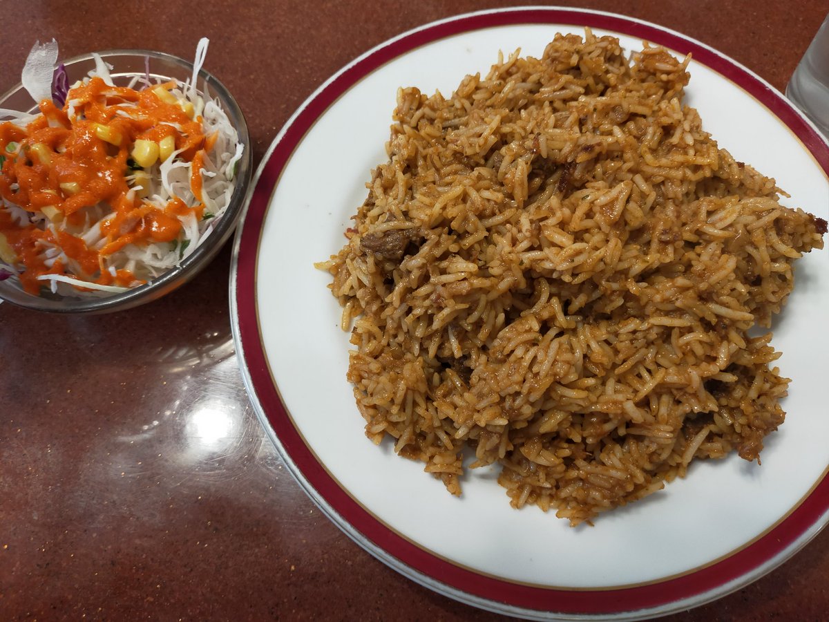 母の月一検査が早く終わったので、
福岡市中心部天神の老舗インド料理店ナーナックでランチ。

#RRR のアカデミー賞歌曲賞受賞記念ってことで。

ビリヤニ風マトンライス食べたんだけど、ビリヤニって言わないとこが偉いよね。 https://t.co/jhX7A5vIpa