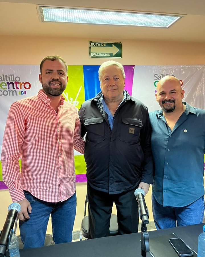 osvaldo_xhsj's tweet photo. Ante la presencia del alcalde de #Saltillo @chema_fraustro este martes rindió protesta como nuevo presidente de la Asociación de Comerciantes del Centro Histórico @Roberto_RO86 También estuvo el presidente saliente @srsaade https://t.co/K1OKSpt6tt