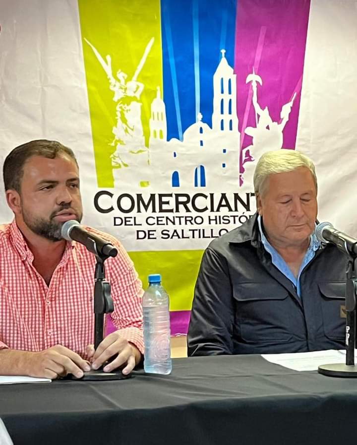 osvaldo_xhsj's tweet photo. Ante la presencia del alcalde de #Saltillo @chema_fraustro este martes rindió protesta como nuevo presidente de la Asociación de Comerciantes del Centro Histórico @Roberto_RO86 También estuvo el presidente saliente @srsaade https://t.co/K1OKSpt6tt