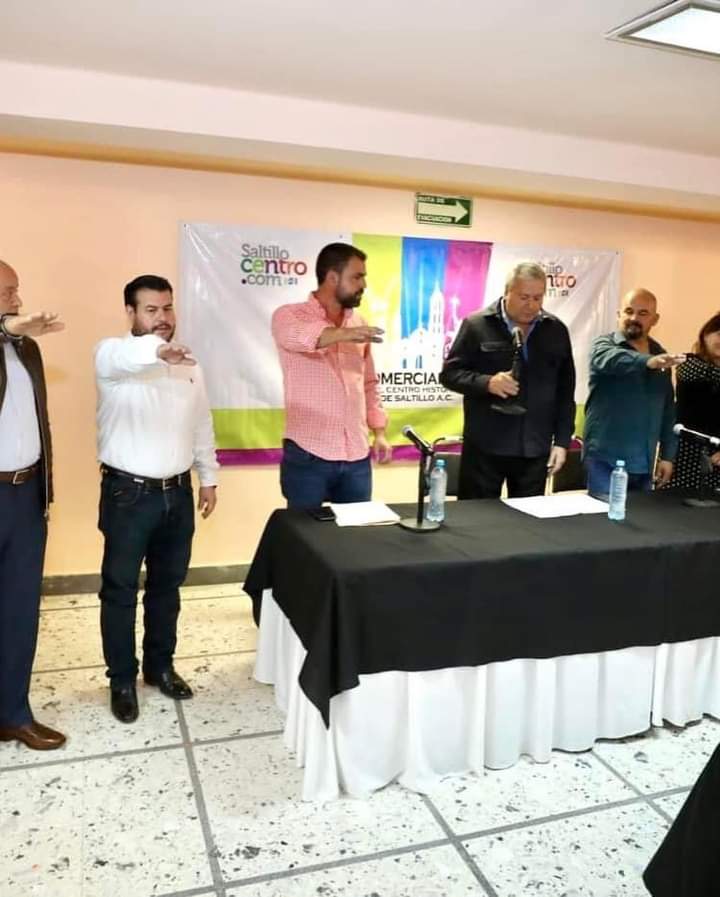 osvaldo_xhsj's tweet photo. Ante la presencia del alcalde de #Saltillo @chema_fraustro este martes rindió protesta como nuevo presidente de la Asociación de Comerciantes del Centro Histórico @Roberto_RO86 También estuvo el presidente saliente @srsaade https://t.co/K1OKSpt6tt