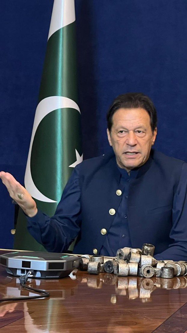 twinan3's tweet photo. Fascist Regime attempting to arrest Imran Khan on the day of ISLAMOPHOBIA: Arresting the one who orchestrated this day! #زمان_پارک_پہنچو #Fascist_PDM #ImranKhanForPakistan #PakistanUnderFascism #امپورٹڈ_حکومت_نامنظور https://t.co/x3r9jXEtbM