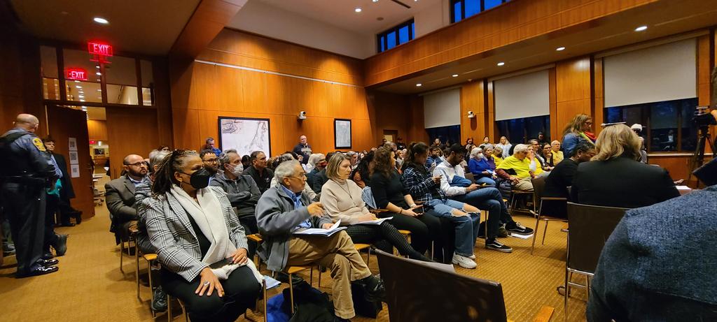 v_theclash's tweet photo. So many are here at the #VirginiaSOL public input session at Mt. Vernon Library. The room is packed to overflow with at least 92 speakers, so many that our speeches had to be reduced from 3 to 2 minutes. 1/2 https://t.co/4z8Nhjycwx