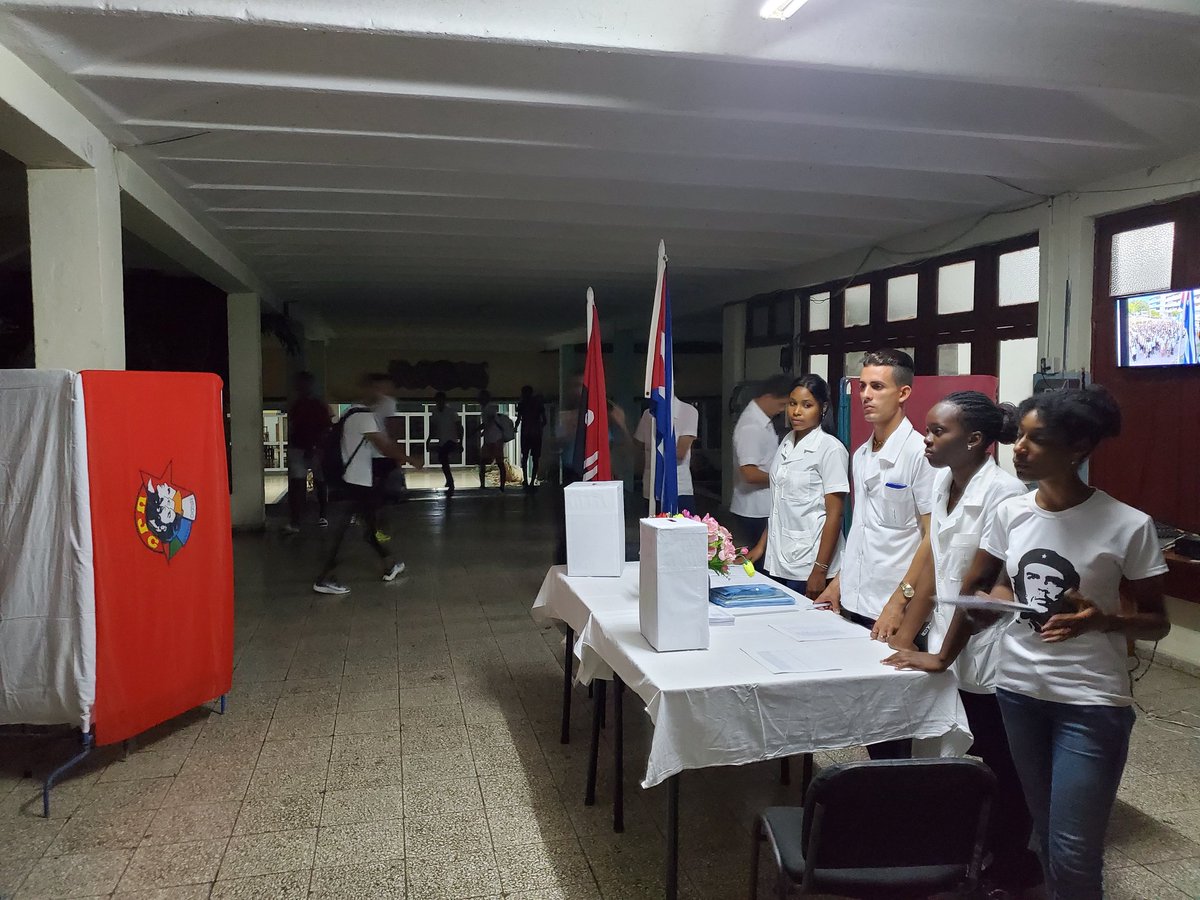 2Decanato's tweet photo. Inicia la FEU en #facultad2 el proceso eleccionario de la Residencia Estudiantil a votar por los mejores. Somos continuidad.#MejorEsPosible #CubaPorLaSalud @japortalmiranda @EduardoLpezLey3 @MigdaliaFerna https://t.co/oFXUSI133G