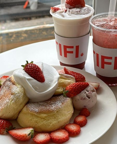 mainichi_kr's tweet photo. ソウルおすすめカフェ🇰🇷☕
【#띵크프룻(#thinkfruit)】
フルーツソムリエが厳選した果物だけを使ったプレミアムデザート専門店🍓🍊
季節ごとに果物が変わるスフレパンケーキがおすすめ✨
フルーツサンドやパフェも絶品😋
📍弘大入口駅7番出口より281m
#韓国カフェ #韓国旅行 #韓国 https://t.co/Dd7GnI83k0