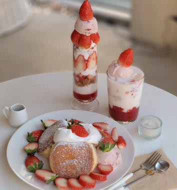 mainichi_kr's tweet photo. ソウルおすすめカフェ🇰🇷☕
【#띵크프룻(#thinkfruit)】
フルーツソムリエが厳選した果物だけを使ったプレミアムデザート専門店🍓🍊
季節ごとに果物が変わるスフレパンケーキがおすすめ✨
フルーツサンドやパフェも絶品😋
📍弘大入口駅7番出口より281m
#韓国カフェ #韓国旅行 #韓国 https://t.co/Dd7GnI83k0