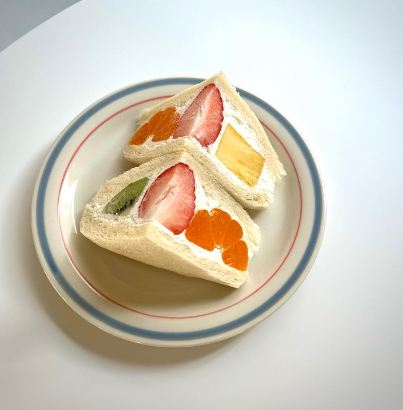 mainichi_kr's tweet photo. ソウルおすすめカフェ🇰🇷☕
【#띵크프룻(#thinkfruit)】
フルーツソムリエが厳選した果物だけを使ったプレミアムデザート専門店🍓🍊
季節ごとに果物が変わるスフレパンケーキがおすすめ✨
フルーツサンドやパフェも絶品😋
📍弘大入口駅7番出口より281m
#韓国カフェ #韓国旅行 #韓国 https://t.co/Dd7GnI83k0