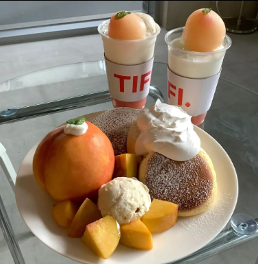 mainichi_kr's tweet photo. ソウルおすすめカフェ🇰🇷☕
【#띵크프룻(#thinkfruit)】
フルーツソムリエが厳選した果物だけを使ったプレミアムデザート専門店🍓🍊
季節ごとに果物が変わるスフレパンケーキがおすすめ✨
フルーツサンドやパフェも絶品😋
📍弘大入口駅7番出口より281m
#韓国カフェ #韓国旅行 #韓国 https://t.co/Dd7GnI83k0