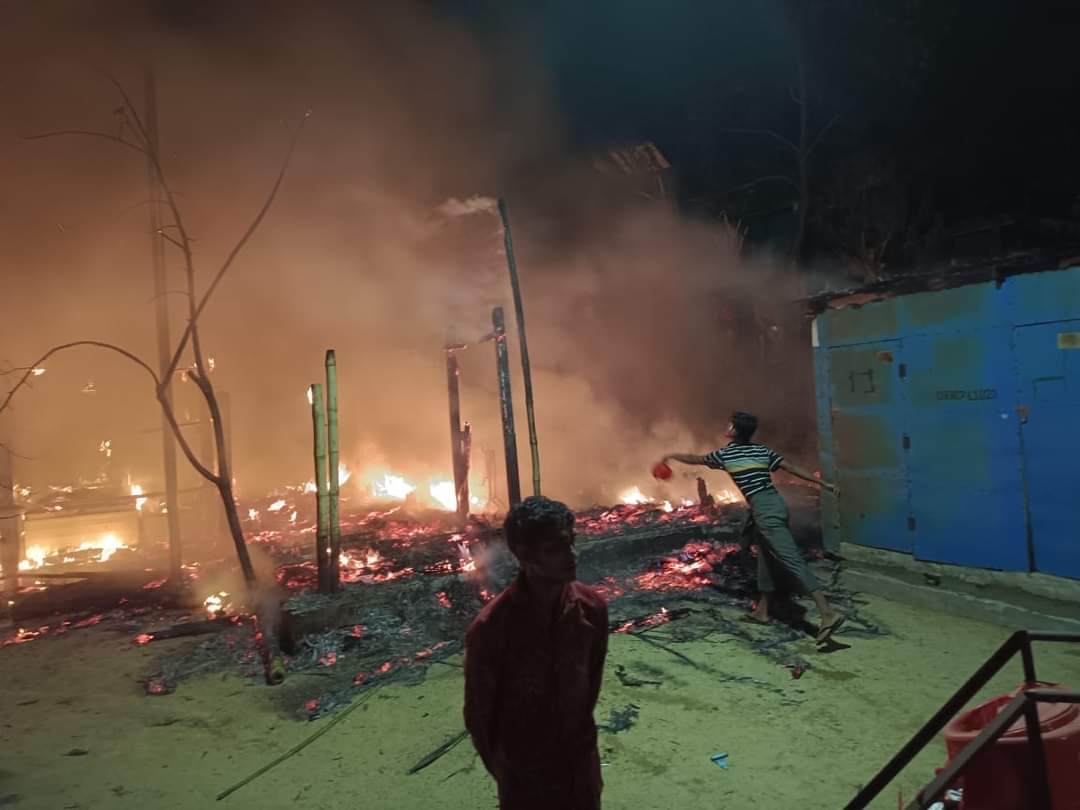 MaungAnis's tweet photo. Again fire in #Camp16 Shobullah khata at bangladesh rohingya refugee camp!!!but it's under control.
Time 3: 20 AM https://t.co/ruhREbUxFO