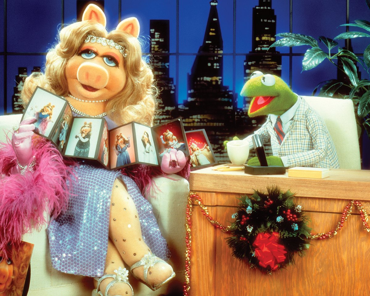MissPiggy's tweet photo. I always travel with an album of the best pictures of moi to demonstrate my incredible range! Doesn't everyone? (Carry photos of moi, that is.) https://t.co/f8EBNWuaoG