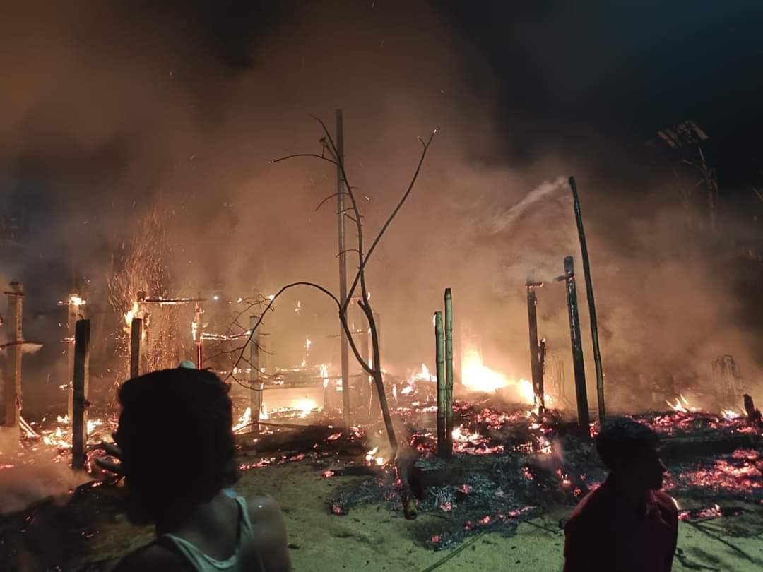 MaungAnis's tweet photo. Again fire in #Camp16 Shobullah khata at bangladesh rohingya refugee camp!!!but it's under control.
Time 3: 20 AM https://t.co/ruhREbUxFO