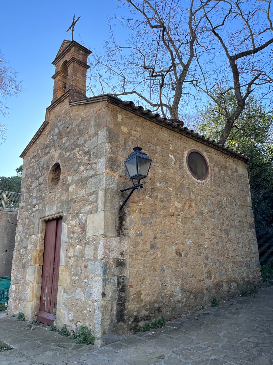 Bcnsingular's tweet image. La capella de #SantaMadrona, una ermita de mitjans del divuit amagada a #Montjuïc que ja fa massa anys que ni tan sols es pot visitar un 15 de març, dia que se celebra la festivitat de la patrona oblidada de Barcelona (av. Montanyans 48)