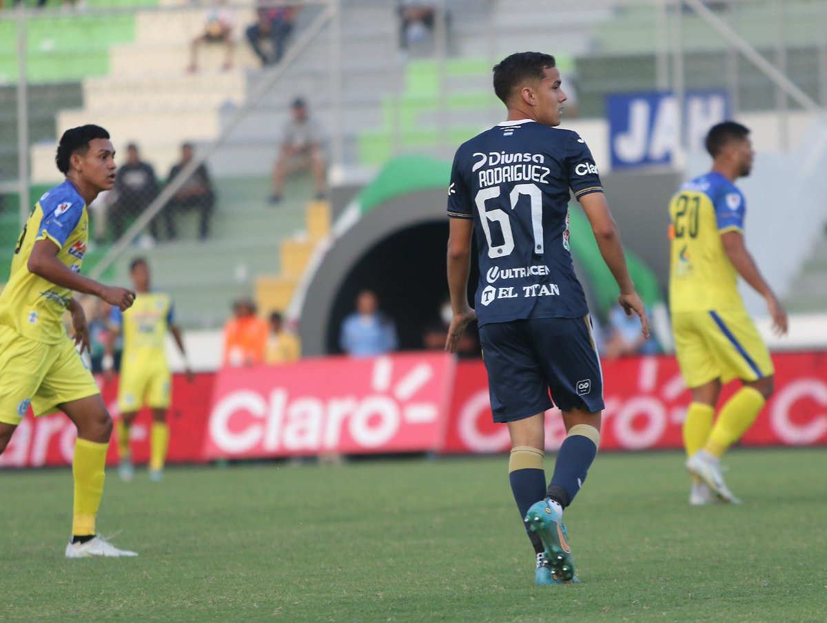 rodrigoDuarte08's tweet photo. Agradecido con Dios por esta nueva oportunidad de hacer lo que mas me gusta😁⚽️🦅 https://t.co/prZI7VE4zw