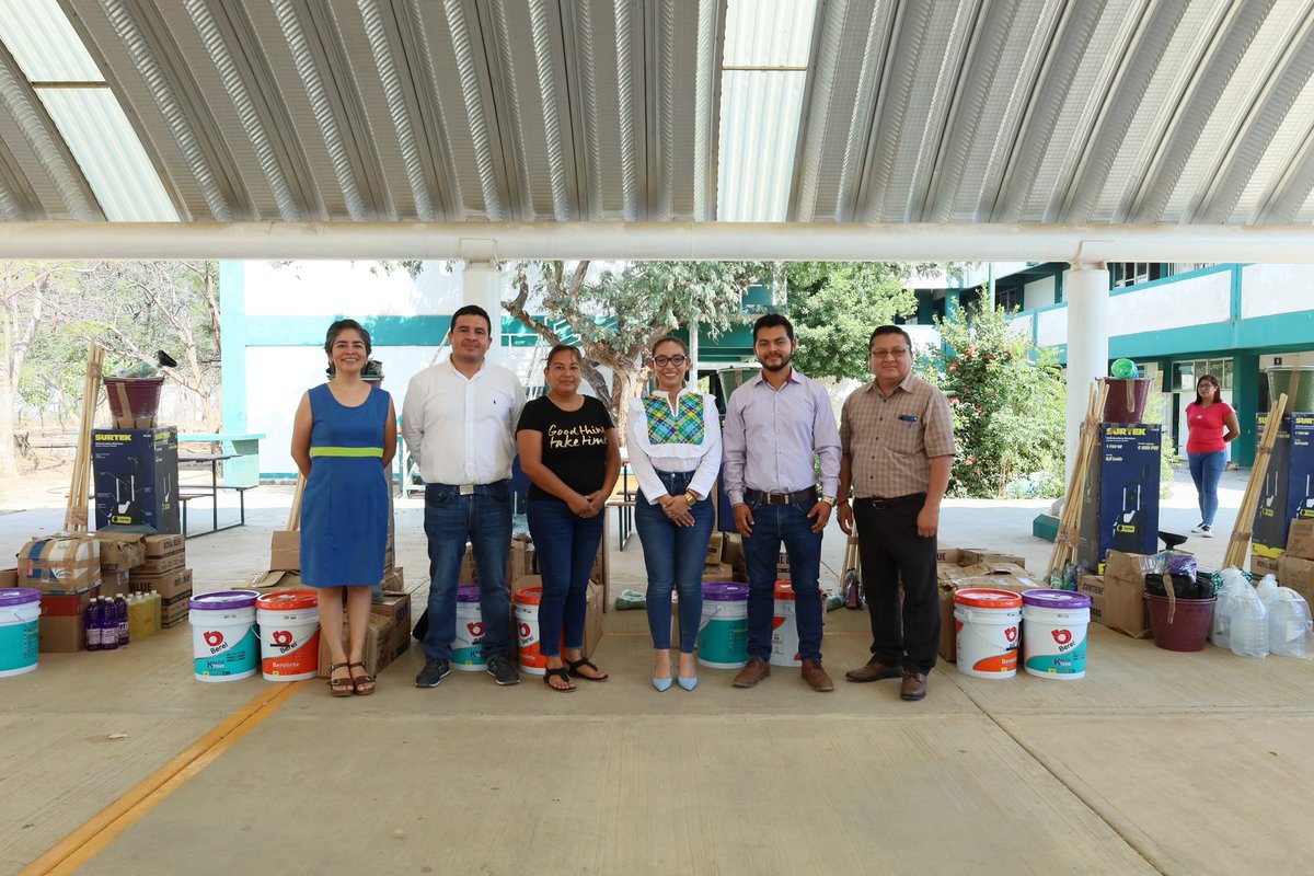 blancaluzmtz's tweet photo. El día de hoy visité la región del #Istmo de #Tehuantepec para hacer entrega de material e insumos básicos a 10 planteles y a 5 centros #EMSaD, material que contribuye al funcionamiento de cada uno de ellos y beneficia a 2 mil estudiantes en esta región. https://t.co/G2KV7cwKm4