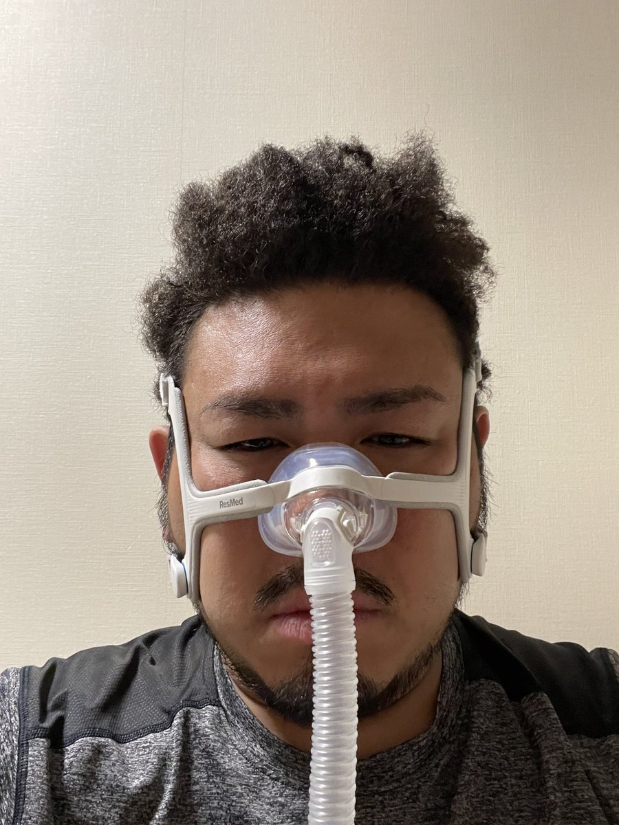 kinno06's tweet photo. 重度の無呼吸症候群と診断されてCPAP付けることになりました。
初夜、鼻からの風に違和感ありすぎて3回起きてしまいました。朝めちゃくちゃ体ダルかったです。慣れるものなのでしょうか？ https://t.co/rXCT8H5QSs