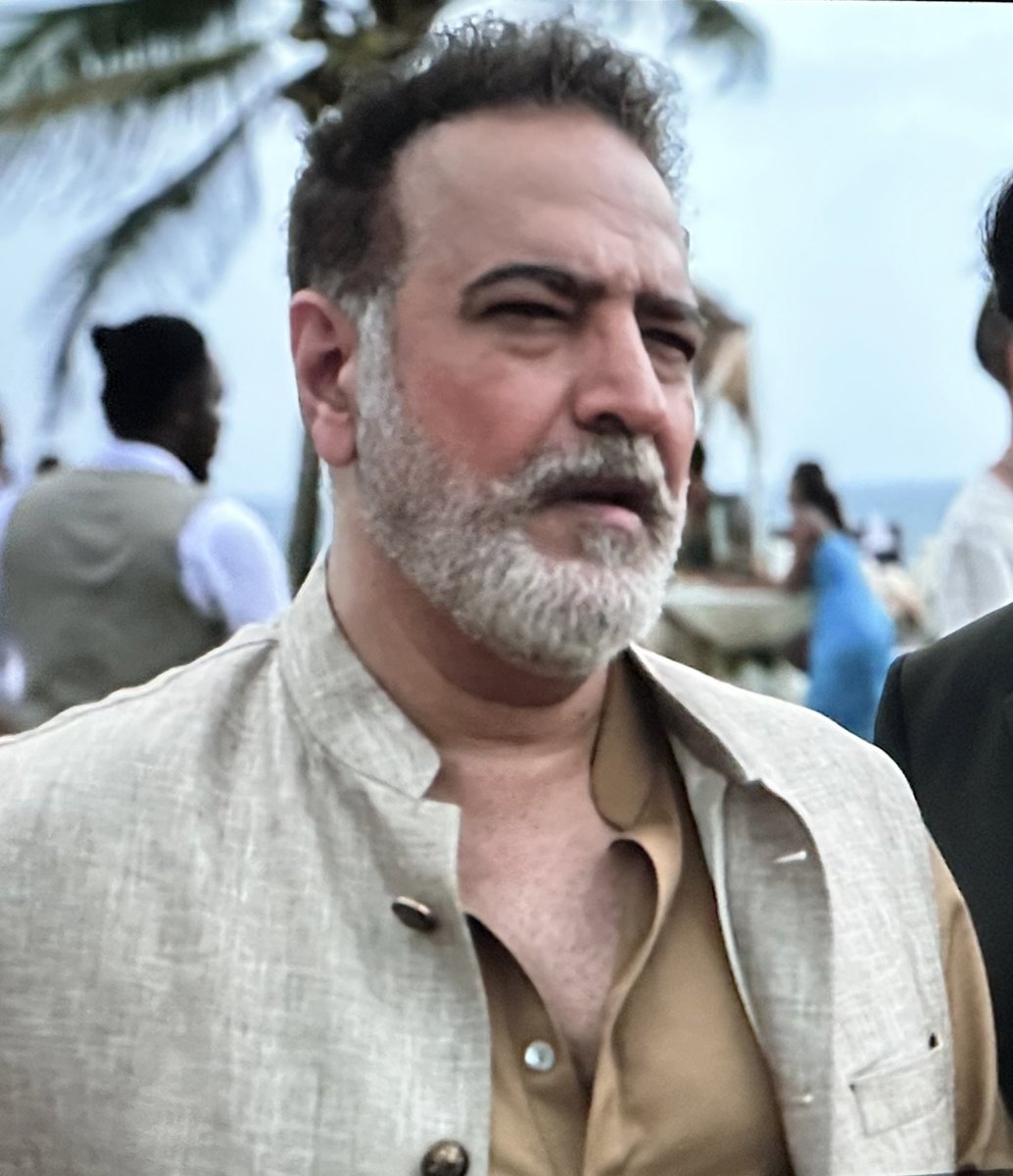 Caught up on the first part of #TheNightManager. Can’t believe this👇🏼is the same guy who had danced to “keh do to saari duniya mein…aaj bajaa doon band…main tera boyfriend…main tera boyfriend” 30 years ago! #RaviBehl
youtu.be/2Q7yqHjqTkc