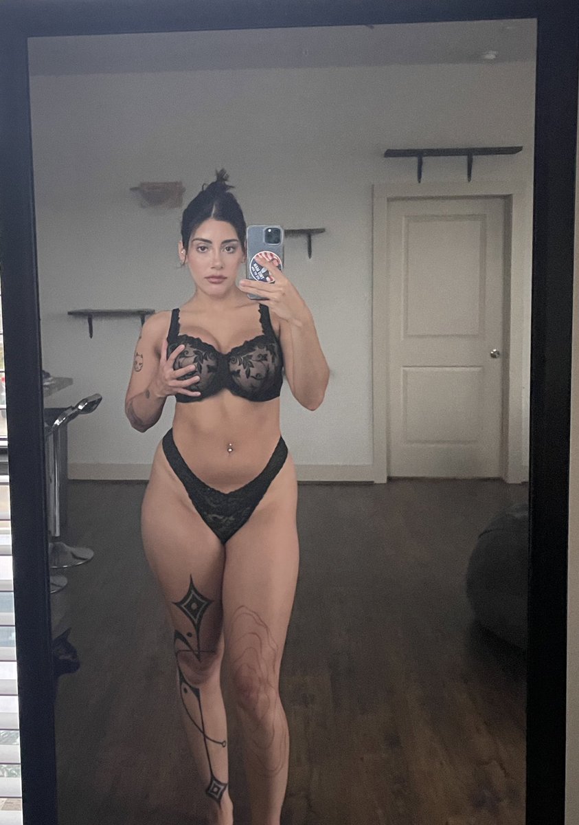 mrs. hatake on Twitter: "i got a new bra how do we like it? 🖤"