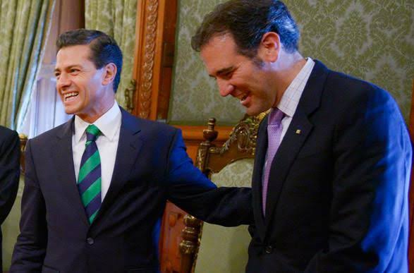 Paulguerra16's tweet photo. Que tiempos democráticos aquellos, paz y dulzura se respiraba cuándo el presidente en vez de exhibirte por tus fraudes y mentiras, te aplaudía y pagaba por ser sumiso, zalamero y sonreír en silencio...
¿Verdad Lorenzo Córdova?🤔 https://t.co/Ddox4dWIRu