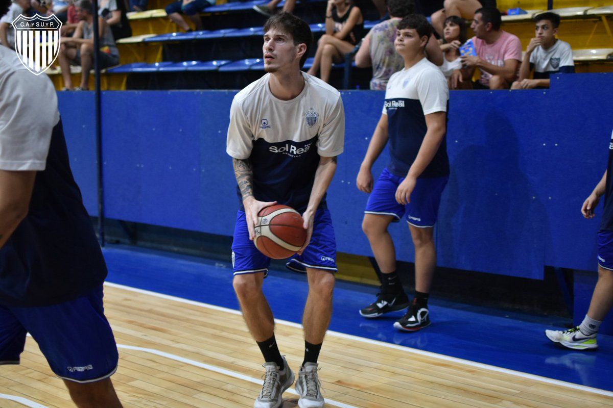 🏀 ¡Equipo en cancha para la entrada en calor!