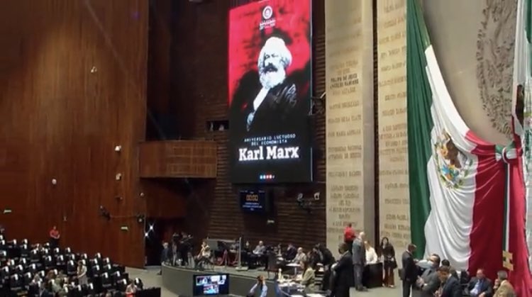 Funesta's tweet photo. Karl Marx en la Cámara de Diputados, al lado de la bandera de México, y no sé si enojar, entristecer o temer.

¿Qué hay de memorable en el marxismo que justifica al comunismo?

¿Una doctrina fallida que enriquece a poderosos, opresores y que empobrece al ciudadano? https://t.co/hE61zLrxHj