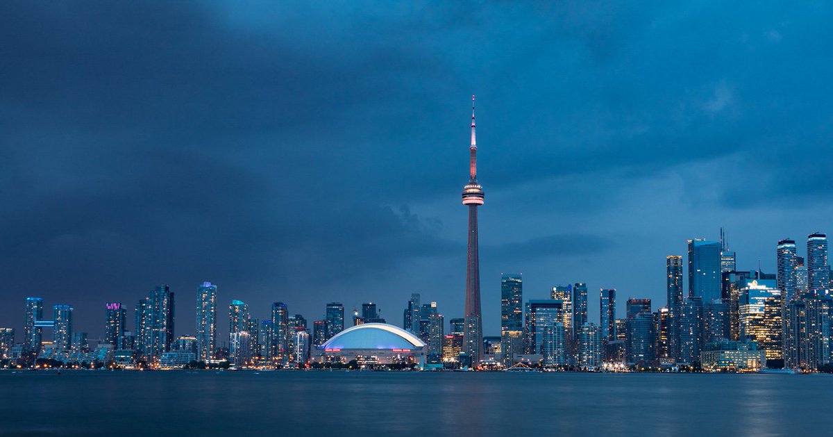 🕯️ La Tour CN de Toronto rendra hommage aux victimes de la tragédie d'Amqui en s'éteignant pendant les 5 premières minutes de chaque heure ce soir. Une marque de solidarité et de soutien pour les familles touchées. 🙏 #TourCN