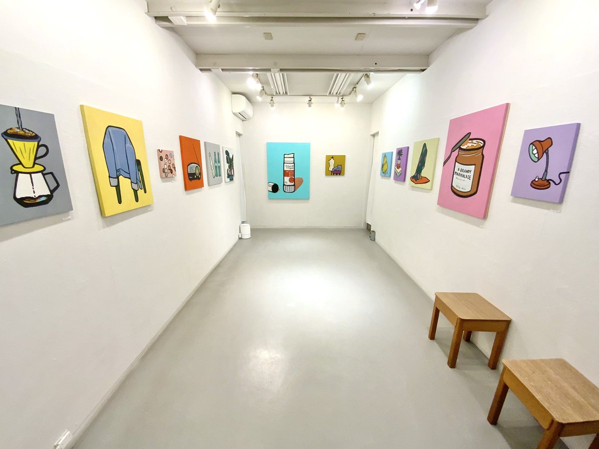 本日最終日、11〜17時迄ご注意ください！
ミキテライ個展「room」ミニマムな暮らしにはあこがれるが、シンプル過ぎる暮らしは嫌だ。広めな部屋で自分の好きな雑多なものに囲まれ心地よく過ごしたい。そんな心情で室内の日用品モチーフを描きました。<a href="/mikiteraism/">ミキテライ</a> #opagallery