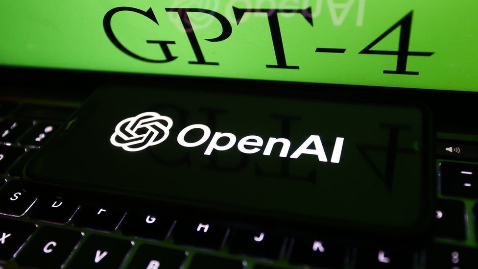midudev's tweet photo. Primeras impresiones de GPT-4 en cuanto a programación y si nos va a quitar el trabajo:

- El código es mucho más fino, comete menos errores.
- Con el aumento de tokens es capaz de dar soluciones más completas, con más código.
- Es capaz de construir mejor y paso a paso lo que necesites. Por ejemplo, puedes pedir una base y seguir pidiéndole cosas sobre ella.
- Por ahora es más lento que ChatGPT pero tampoco nada muy grave.

¿Nos va a quitar el trabajo? ¿Debo dejar de estudiar? ¿Qué pasa con la programación?

Aunque ha mejorado yo, por ahora, le veo lo mismo que antes. Esta herramienta es una ventaja competitiva. Acelera mucho. Te da algo con lo que empezar. Te desbloquea. Pero no veo que acabe con nadie por ahora.

Si entiendes de lo que le pides se nota que todavía no es fino y hay margen de mejora. Pero ayuda MUCHO y puedes crear cosas que antes te costaría más tiempo.

Hay ejemplos que te vuelan la cabeza... pero todavía hay muchas cosas que le pides que te suelta un desastre.

A la hora de buscar cosas que encontrarías en Stack Overflow, lo clava. Y lo explica muy bien. A veces demasiado bien, porque se inventa cosillas.

Pero cuando necesitas cosas rebuscadas, a veces ya te avisa que va a hacer lo que pueda y te deja un poco tiradillo. Igual impresiona y lo impresionante es pensar que ChatGPT tiene apenas 100 días...

¿Tú qué opinas con todo el hype de hoy?