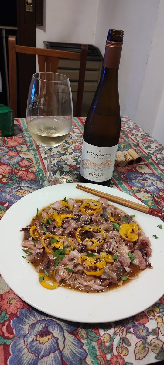 Para el calor, tiradito de bonito con riesling. Denme este clima en MDQ por 5 años y te armamos Río, con samba, sungas y todo!!!