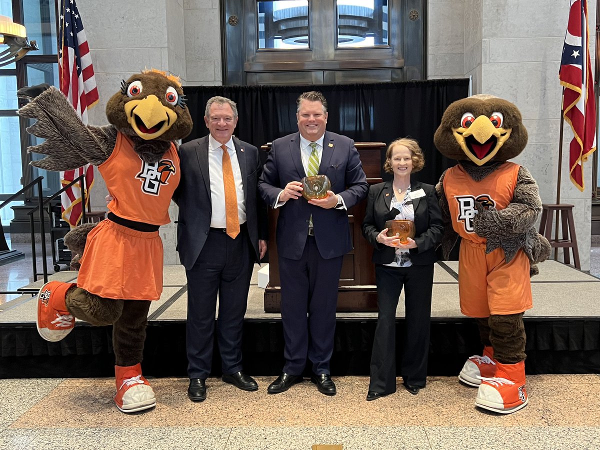 Pres_Rogers's tweet photo. Congratulations to Ohio Rep. Jon Cross and former director of the @OhioEPA Laurie Stevenson ’88 on their recognition at our Statehouse Falcons event. Thank you for your support of @BGSU and for your service to Ohio and the public. https://t.co/gF3QOtQFHk