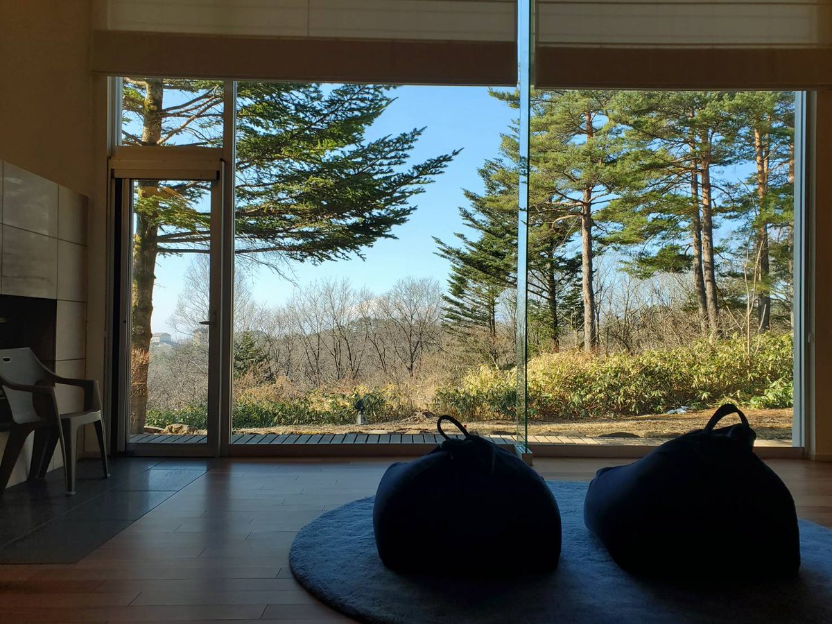kusatsuyoitoko's tweet photo. クアビオの庭に春がやってきました！
くすぐったいようなワクワクする気持ちで、「おはよう！」と、#フキノトウ に話しかけています。
フキノトウ料理もぜひお楽しみに！

#ふきのとう #春 #温泉旅行 #草津温泉 #クアビオ #ホテルクアビオ #hotelkurbio #kurbio #解毒 #デトックス https://t.co/SPmU3e8EFW