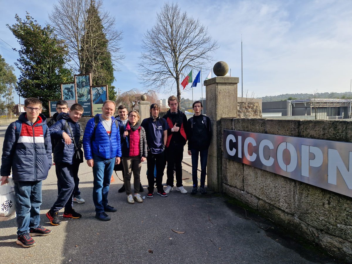 pvauchez's tweet photo. Superbe accueil des élèves de CAP peinture et électricité du Lp Le Corbusier à Porto dans le centre de formation professionnelle, un grand merci à Carlos responsable du CICCOPN
 @acbesancon @bfc_region @drareicbfc https://t.co/6H8u2zOGZM