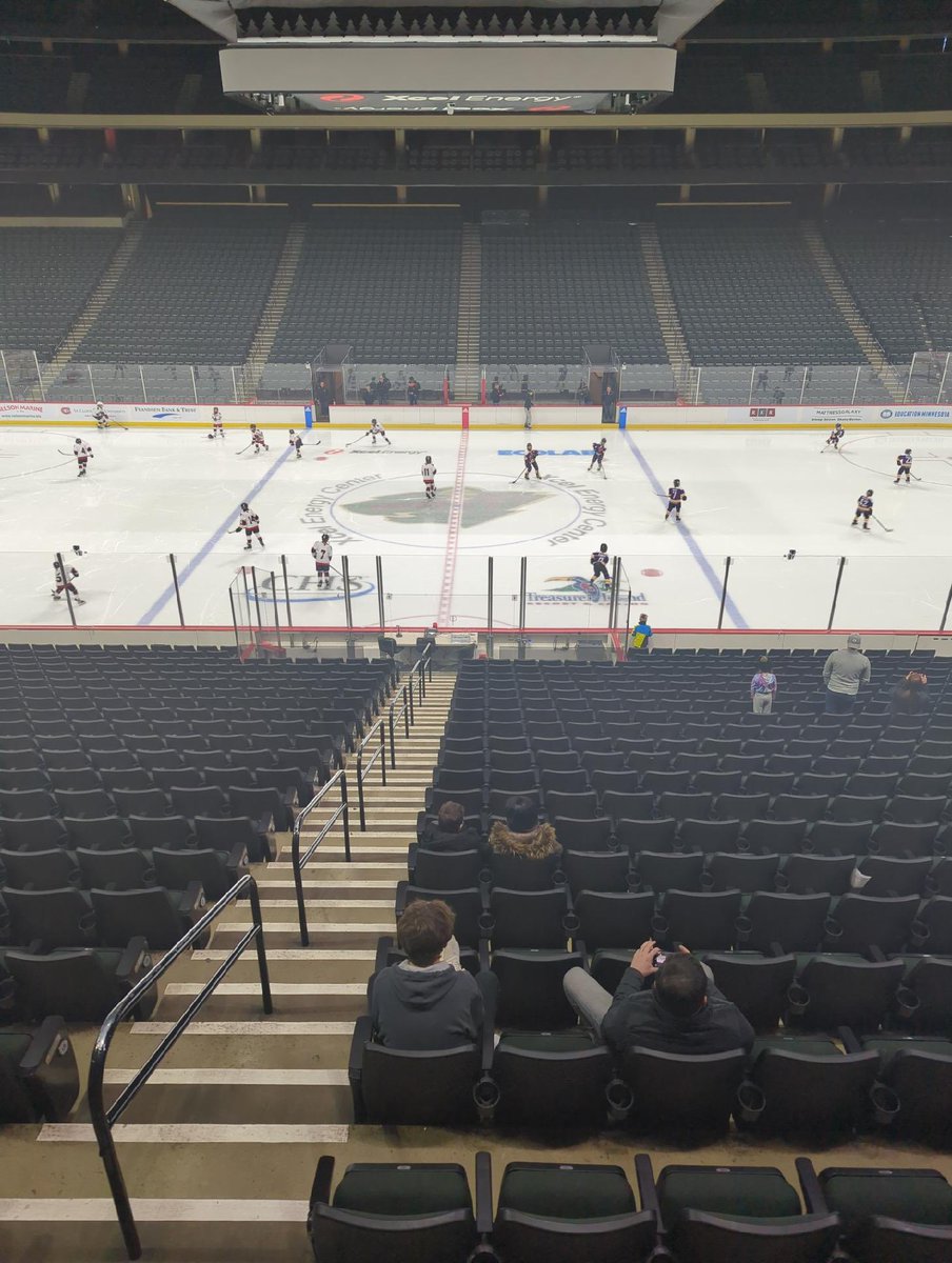 HockeyWaconia's tweet photo. Super cool opportunity for the Squirt B1 team this evening! They played their last scrimmage on the MN Wildโs home ice! ๐๐ป๐๐๐ปThank you Stillwater Area Hockey Association and the MN Wild for a night to remember! #MNWILD #sahahockey #hockeyfamily #sooocool #xcelenergycenter https://t.co/KFcrKWEcs3