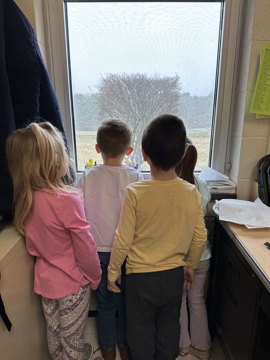 MrsSmuda's tweet photo. When it’s March and it finally snows you stop Small Group, go to the window and turn it into a Science lesson about weather! #BarnegatInspires #PreKScienceLesson @LMDS_preschool https://t.co/viYXcyt4TD