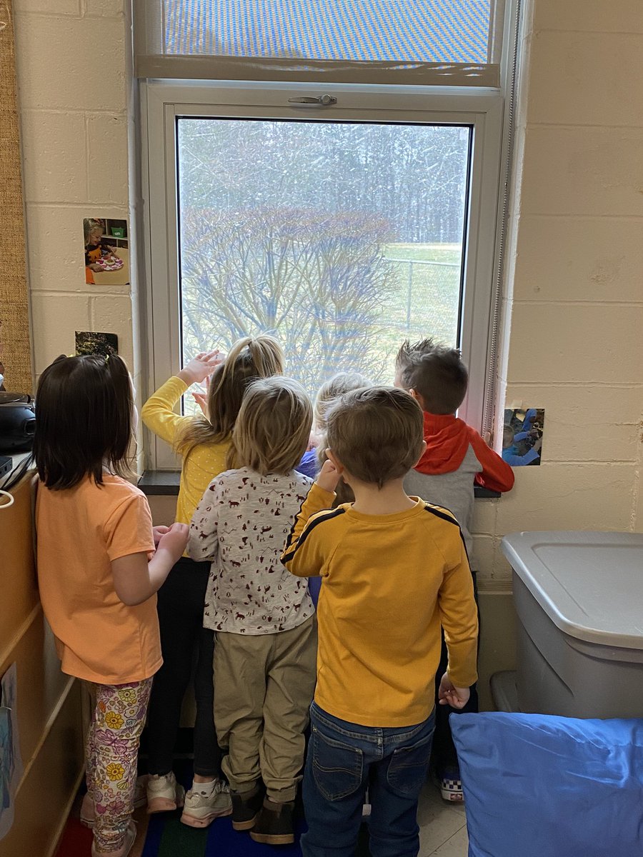 MrsSmuda's tweet photo. When it’s March and it finally snows you stop Small Group, go to the window and turn it into a Science lesson about weather! #BarnegatInspires #PreKScienceLesson @LMDS_preschool https://t.co/viYXcyt4TD