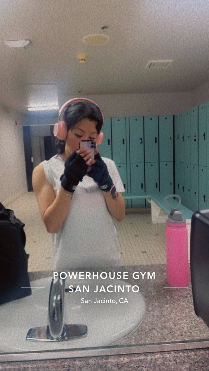 Ynneezz714's tweet photo. “i did all of this sober” 😭🏋️♀️💕🫶🏽 #4yearsclean !!!! So mf proud of myself, once i found myself likin that shit a lil too much, i knew i had to stop🤞🏽, got too much to live for, my baby Marina is watching me🤍 im her role model, i do it all for you mamash🧸 https://t.co/UKUXrhGT4K