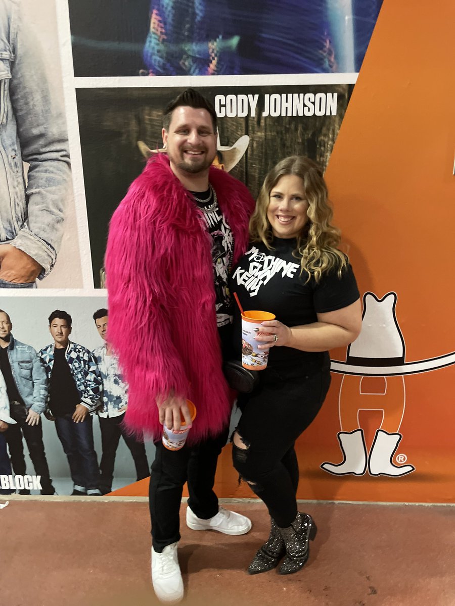 KaylaDemlow28's tweet photo. @machinegunkelly Let’s Goooooo. We’re ready! #RODEOHOUSTON https://t.co/J9qwMZs6tW