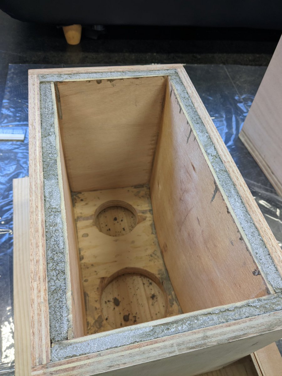 SITAUDIO127's tweet photo. 固まったから盛り上がってる部分を研磨して裏蓋がはまるように！ https://t.co/AfAwPabOCg