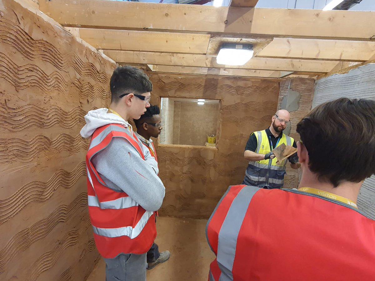 pvauchez's tweet photo. Les élèves de CAP maçon et menuisier du Lp Le Corbusier apprennent les techniques de la construction en briques près de Sheffield, une belle illustration de partage de pratiques professionnelles 
@acbesancon @drareicbfc @bfc_region https://t.co/cgY3b3xj5h