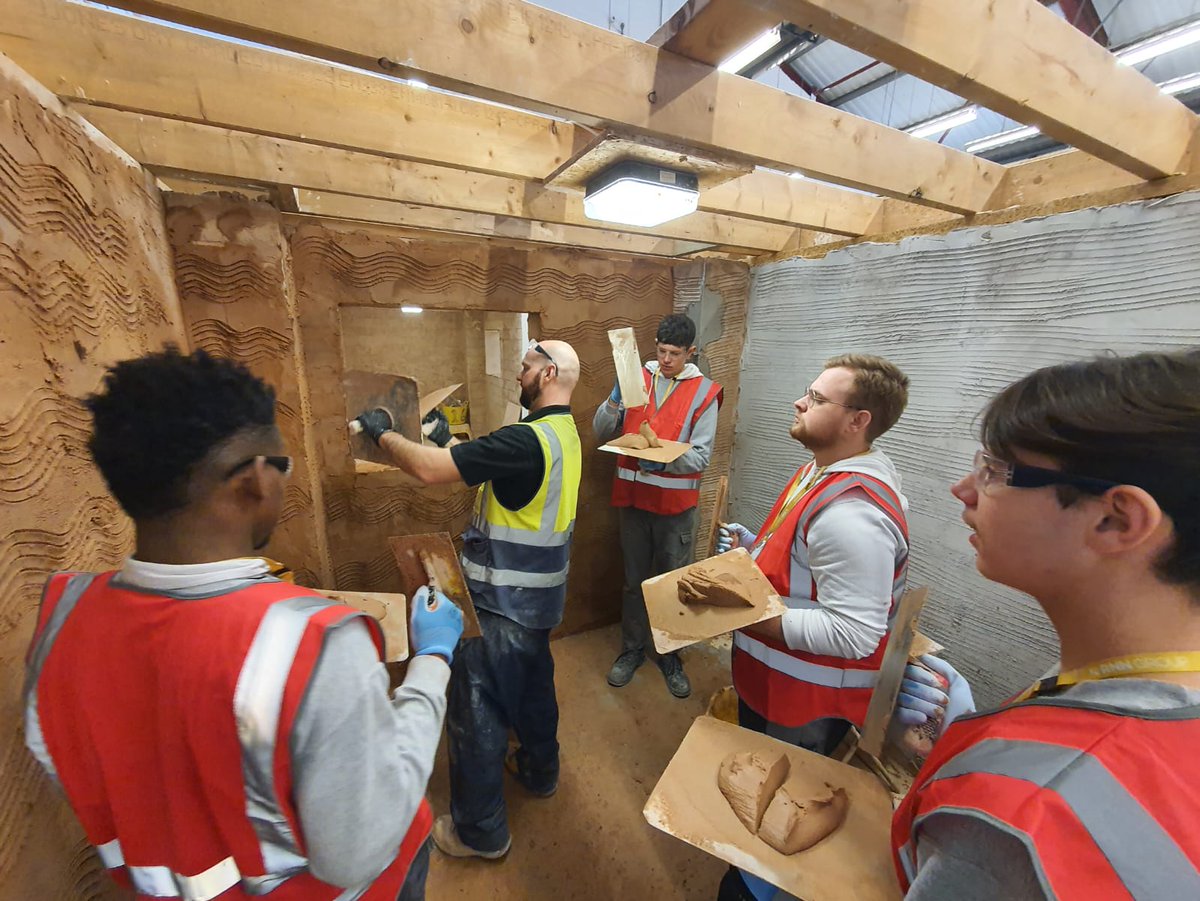 pvauchez's tweet photo. Les élèves de CAP maçon et menuisier du Lp Le Corbusier apprennent les techniques de la construction en briques près de Sheffield, une belle illustration de partage de pratiques professionnelles 
@acbesancon @drareicbfc @bfc_region https://t.co/cgY3b3xj5h