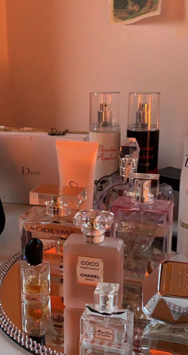 thuthurzinho's tweet photo. Esse é o tanto de perfume que temos em casa.
Acho que meu talento secreto é saber diferenciar cada um deles pelo cheiro.

#TalentoSecretoToronto https://t.co/YkUjFTJhCe