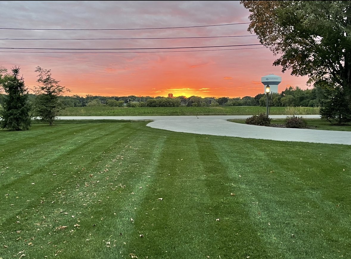 SeanCoolAPES's tweet photo. At my house we have some very nice green grass in the summer. This is because we add fertilizer to make sure it has all the right nutrients and a good pH level. 🌲🌲🌲🌲🌲 #apesland @franklinlorax https://t.co/IqECgvAwG8