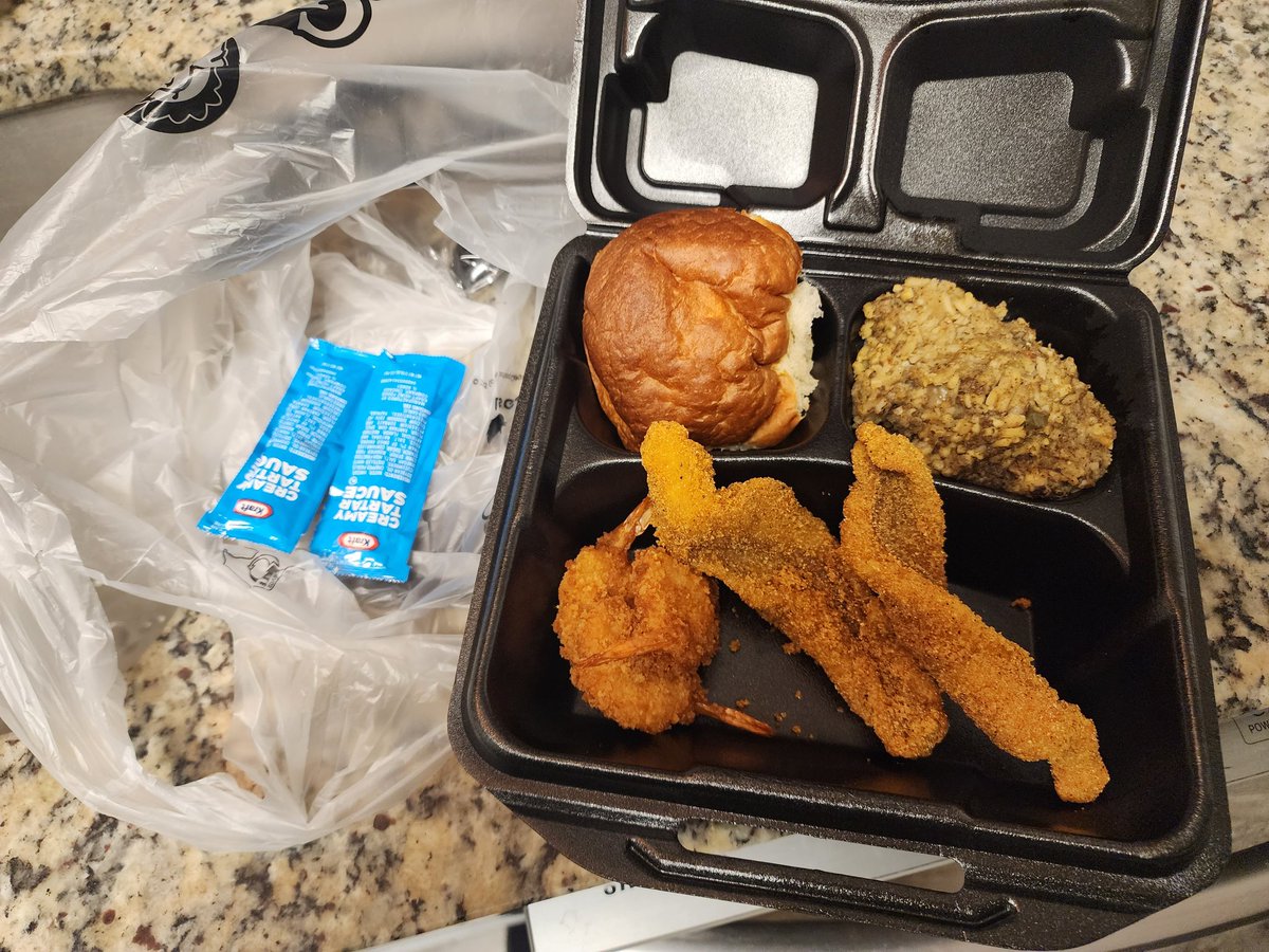 TheLoveLabel's tweet photo. $13 @GoldenChick (drink not pictured)... How would you feel? https://t.co/1X7WtZeVbO