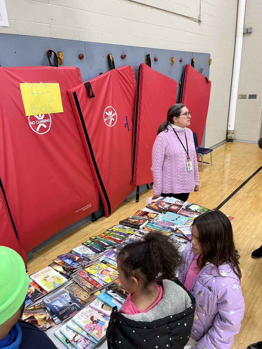 Reading night at Holland Heights!!!  Great night for all!!   Thank you Semco energy for providing the meal for our families!!!  #community #family