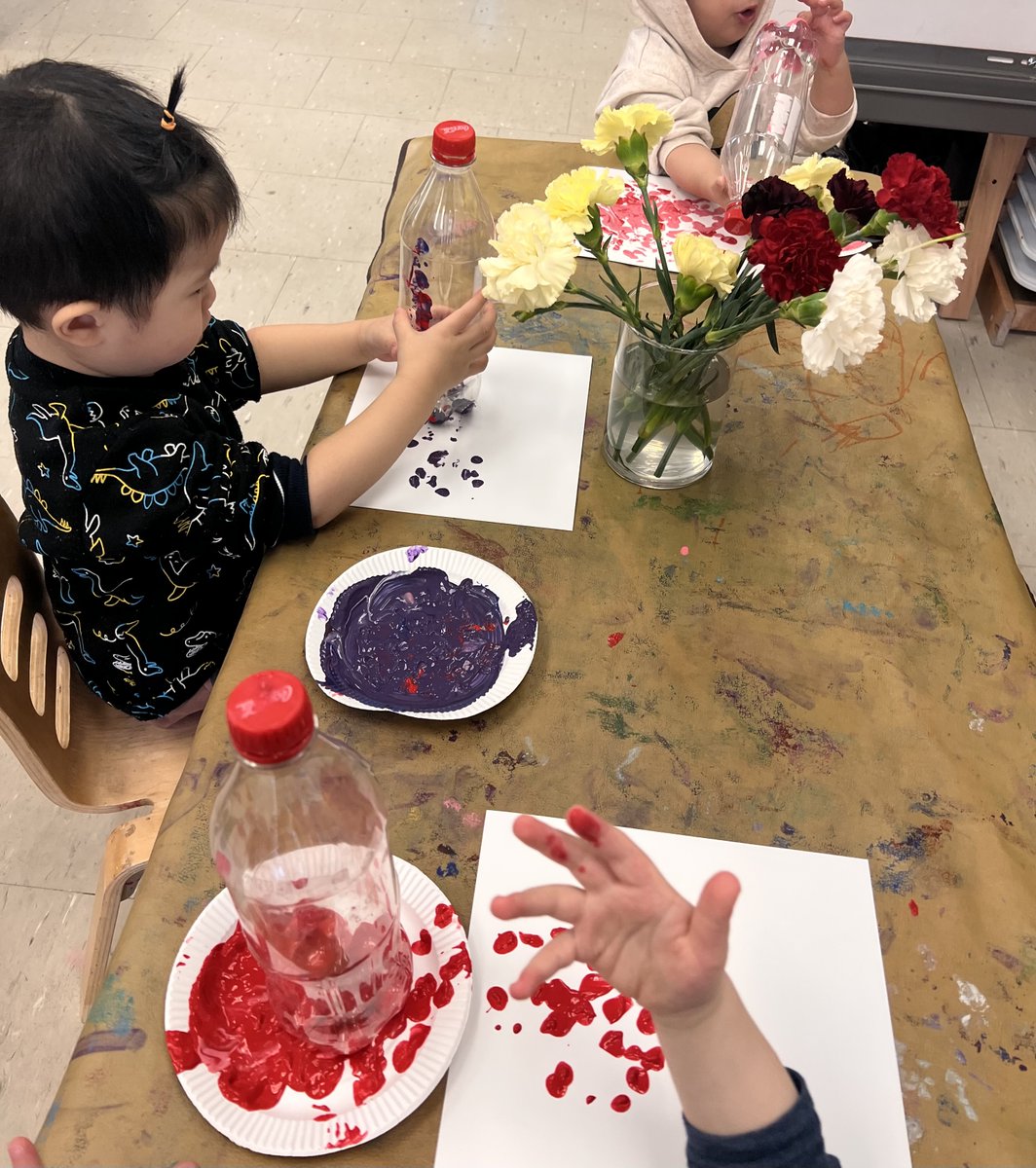 kcce_yr's tweet photo. Georgia O'Keeffe’s is our artist of the month, the toddlers at Carnegie  used the bottom of pop bottles to dip into paint and stamp on their paper to make an outline of a flower. https://t.co/XpwL9bd1k0