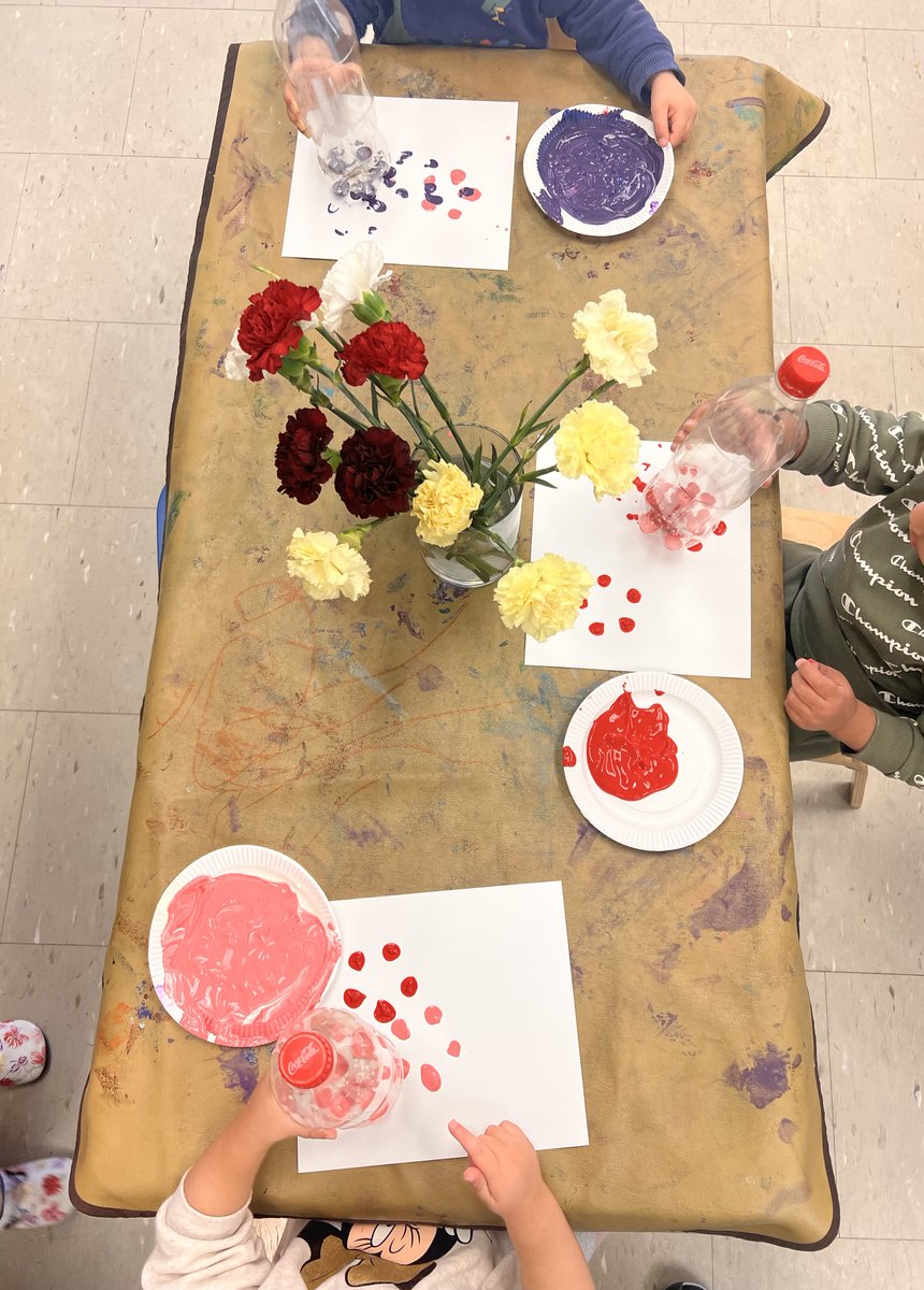 kcce_yr's tweet photo. Georgia O'Keeffe’s is our artist of the month, the toddlers at Carnegie  used the bottom of pop bottles to dip into paint and stamp on their paper to make an outline of a flower. https://t.co/XpwL9bd1k0