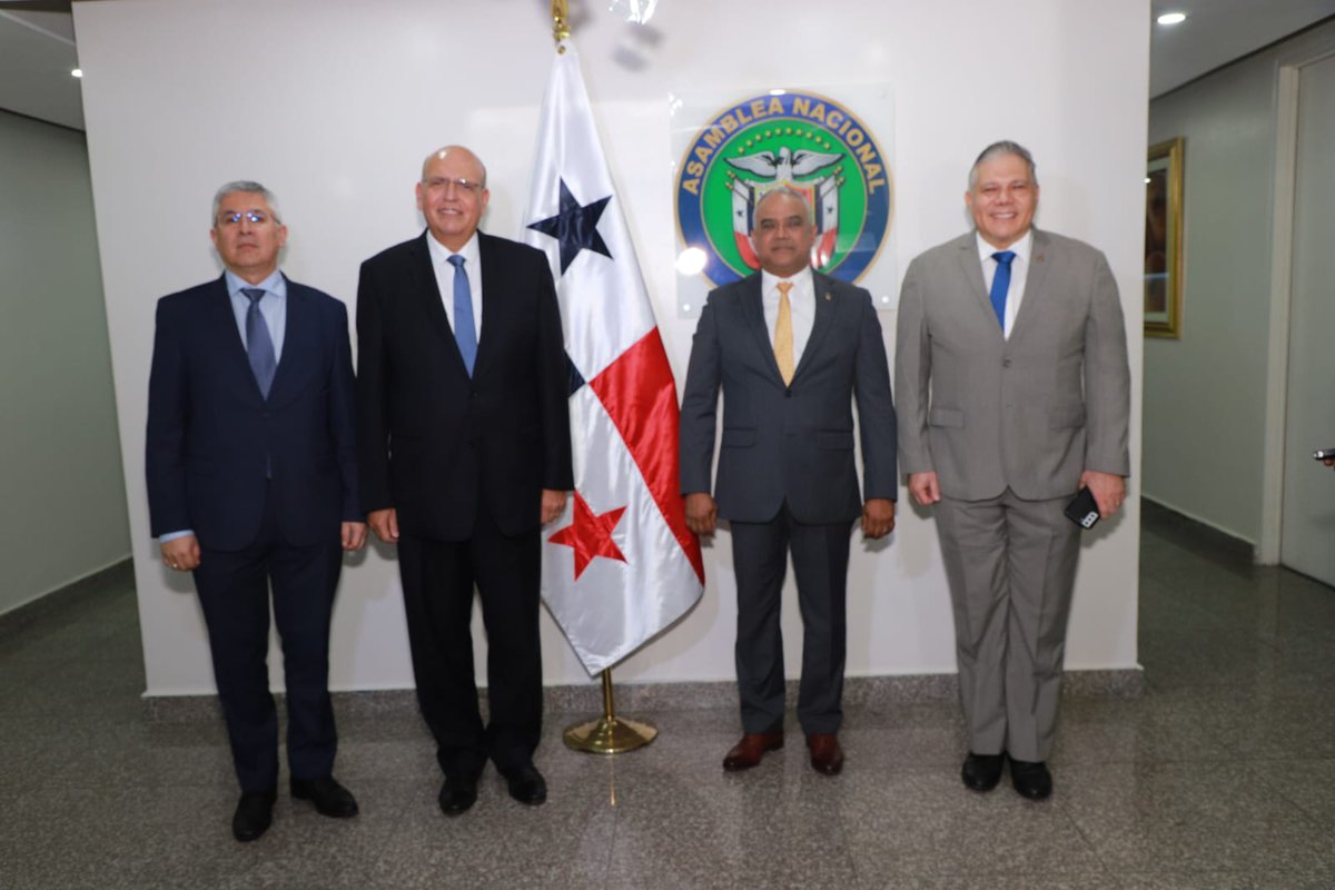 Mariano04797199's tweet photo. Visita del Embajador de la República del Perú en la República de Panamá, Mario López Chavarri y el Señor David Vergara, jefe de la Cancillería, Embajada de la República del Perú en la República de Panamá.
#visitas #embajador #DelPeru #enlarepublicadepanama #doctormarianolopez https://t.co/OMNFz4PFc8