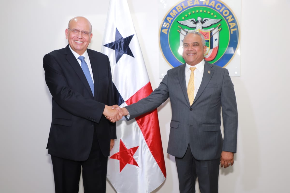 Mariano04797199's tweet photo. Visita del Embajador de la República del Perú en la República de Panamá, Mario López Chavarri y el Señor David Vergara, jefe de la Cancillería, Embajada de la República del Perú en la República de Panamá.
#visitas #embajador #DelPeru #enlarepublicadepanama #doctormarianolopez https://t.co/OMNFz4PFc8