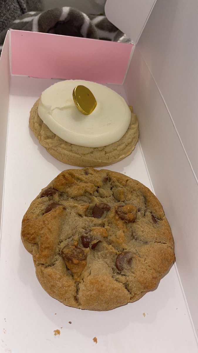 Solivanti13's tweet image. I love @CrumblCookies 🤤 #crumbl #cookies #chocolatechip  #sugarcookie #LuckoftheIrish
