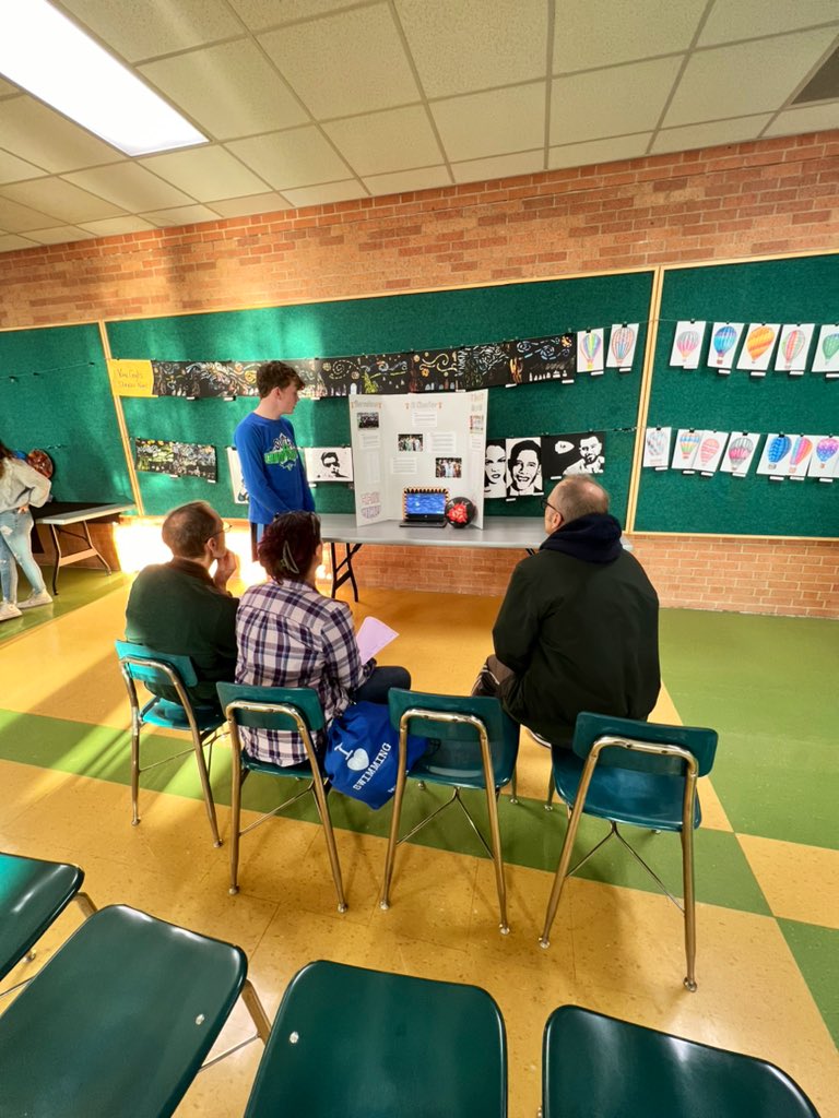 CoachBCook_'s tweet photo. Due to the pandemic, I haven’t been able to experience the MHS Spanish Project Night since I judged it when I was in college at NW! So happy that it was brought back this year! ¡Muy bien, estudiantes, y muchas gracias! https://t.co/0g6Aar0too
