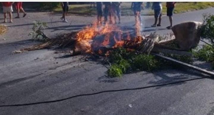 mayrasmendoza's tweet photo. QUILMES SIGUE SUFRIENDO EL PÉSIMO SERVICIO DE EDESUR

Estamos acompañando a los vecinos y vecinas que están padeciendo las altas temperaturas sin luz y con baja presión de agua por la irresponsabilidad de @OficialEdesur.

Seguiremos avanzando legalmente sobre la empresa. https://t.co/ihlOGSzfBi