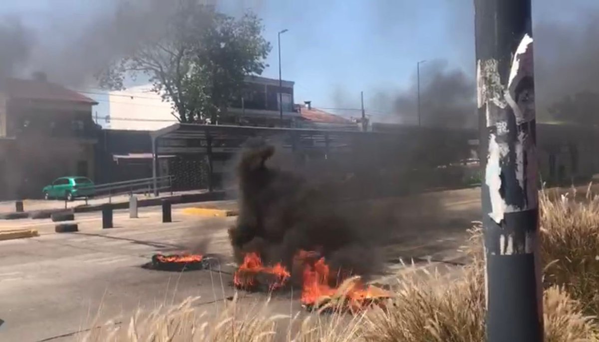 mayrasmendoza's tweet photo. QUILMES SIGUE SUFRIENDO EL PÉSIMO SERVICIO DE EDESUR

Estamos acompañando a los vecinos y vecinas que están padeciendo las altas temperaturas sin luz y con baja presión de agua por la irresponsabilidad de @OficialEdesur.

Seguiremos avanzando legalmente sobre la empresa. https://t.co/ihlOGSzfBi